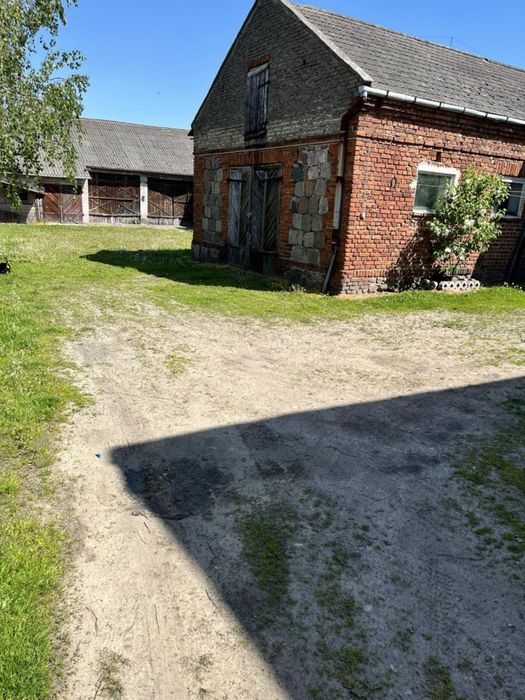 Dom z budynkami gospodarczymi i ziemią rolną