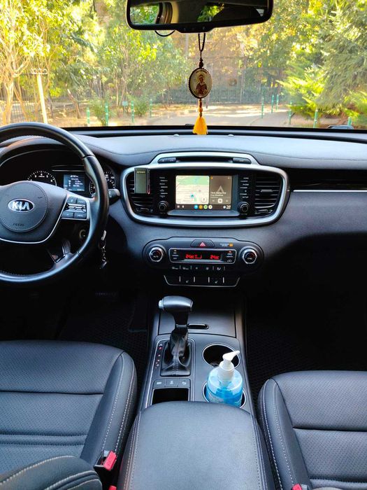 Машина Kia Sorento CRDI 2.4L 2019 года 42500 Км Идеал