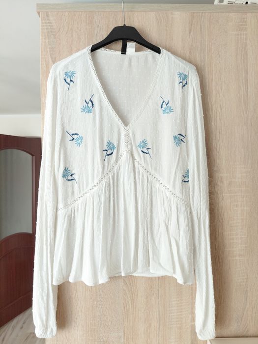 Biała bluzka damska w kwiaty z tkaniny plumeti h&m m