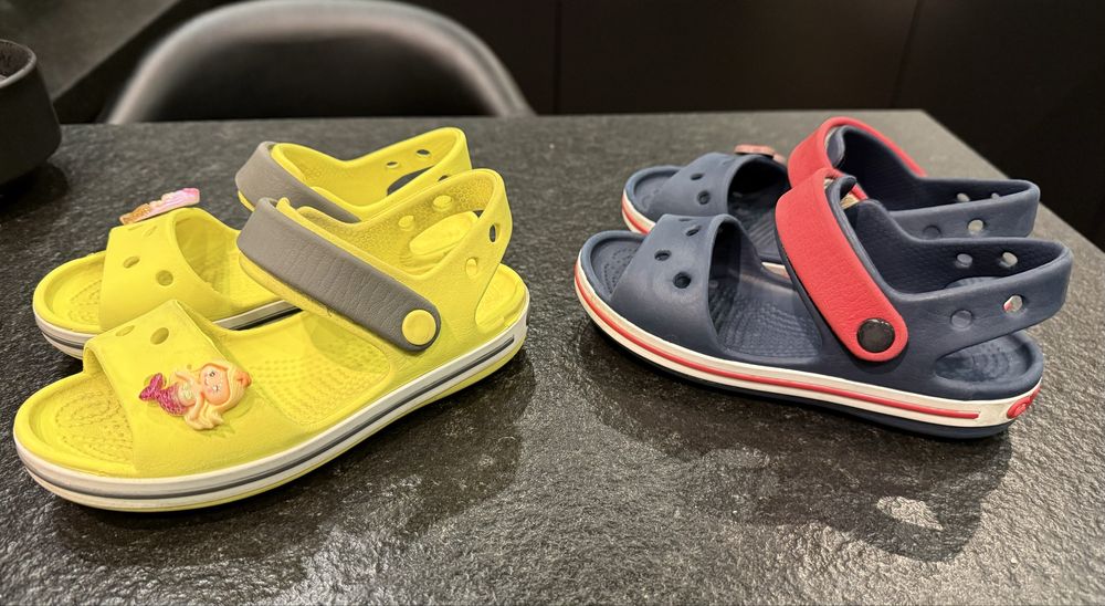 Sandały Crocs c11 żółte granatowe przypinki 28 29