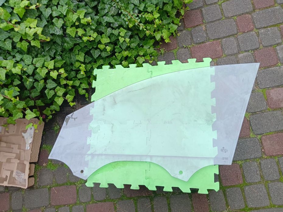 Шкло передніх правих дверей VW Golf 7