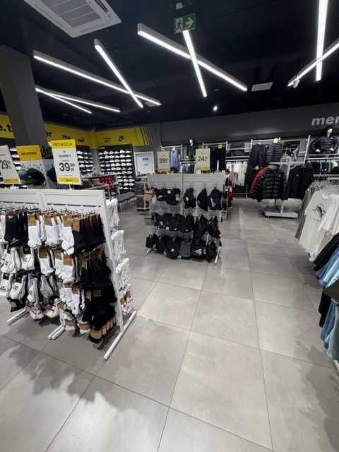 Meble sklepowe i oświetlenie.   GRATISY!