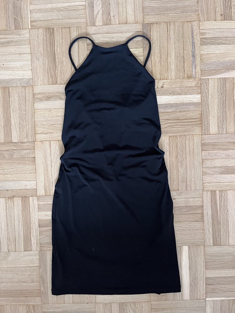 Czarna krótka sukienka z odkrytymi plecami Pulll&Bear S 36