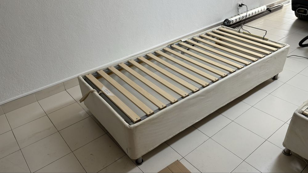 2 Sommier individuais Ikea com arrumação em estado impecável.