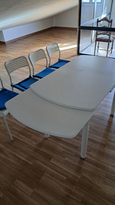 Vendo mesa extensível com 4 cadeiras