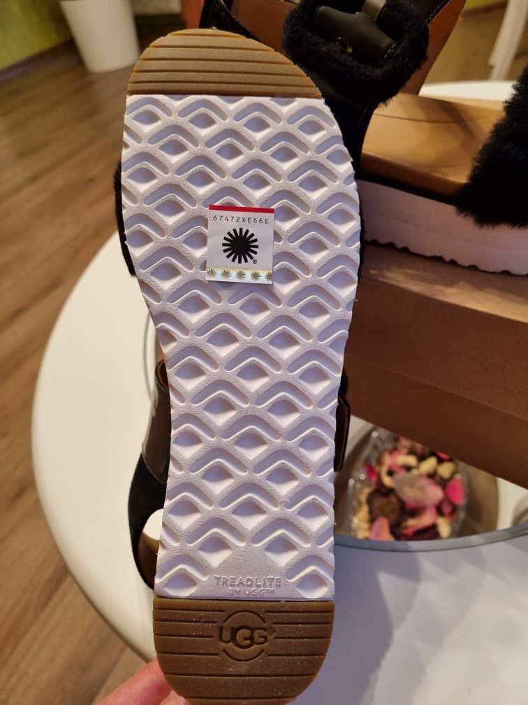 Босоножки Ugg  Wle Fluff 26,5 см
