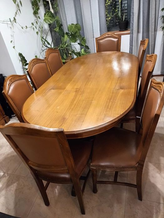 Mobília com mesa cadeiras e aparador