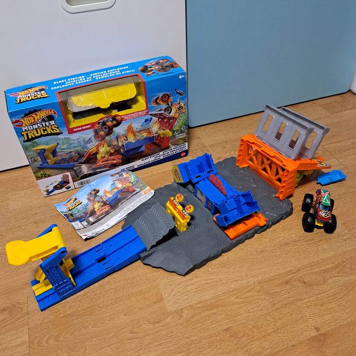 Hot Wheels Monster Trucks Posto de gasolina, pista de carros, como nov