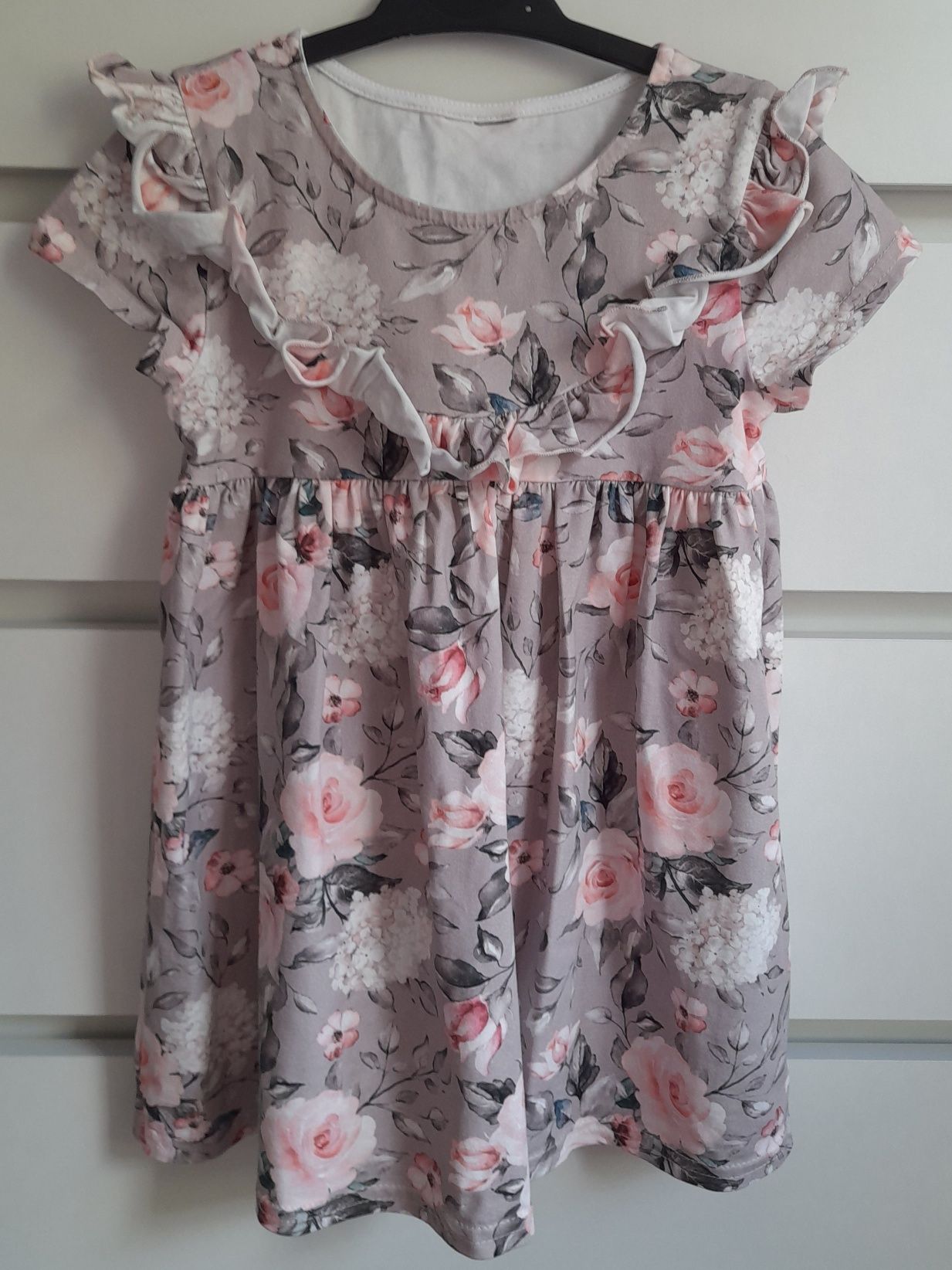 Sukienka Lily Grey w kwiaty falbanka rozm. 110/116