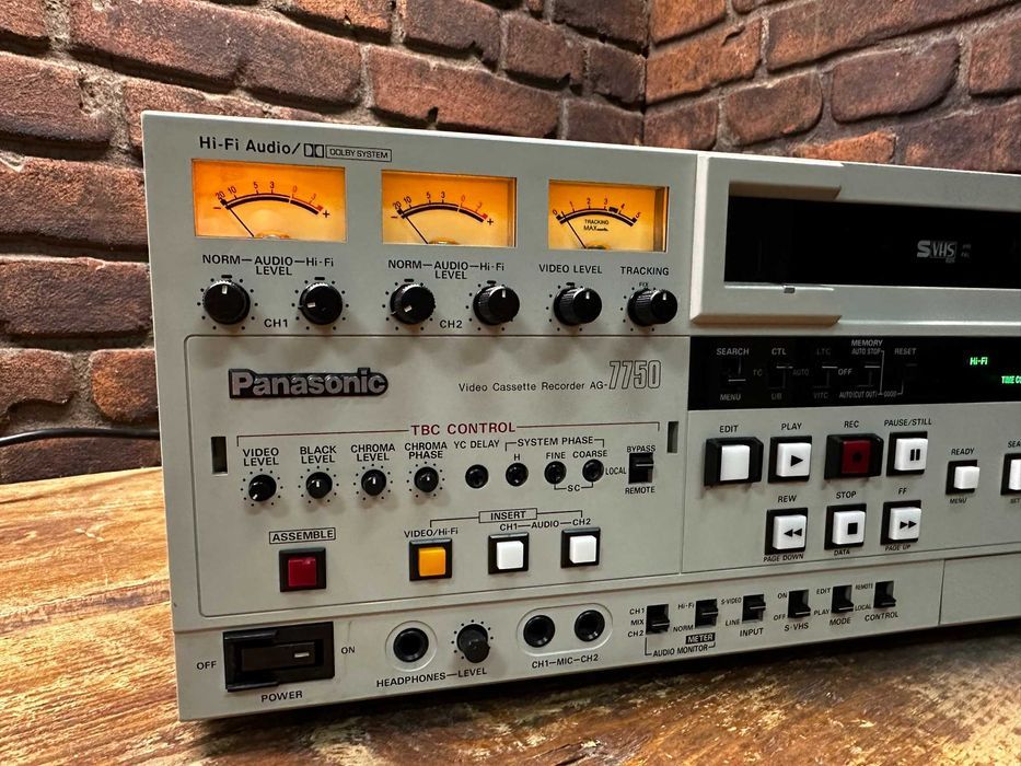 Odtwarzacz VHS studyjny magnetowid Panasonic AG-7750