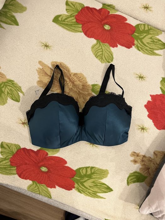 Black and blue lace bra/Czarno-niebieski jędrny koronkowy biustonosz