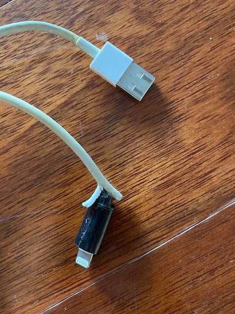 Dois cabos USB originais da Apple para peças