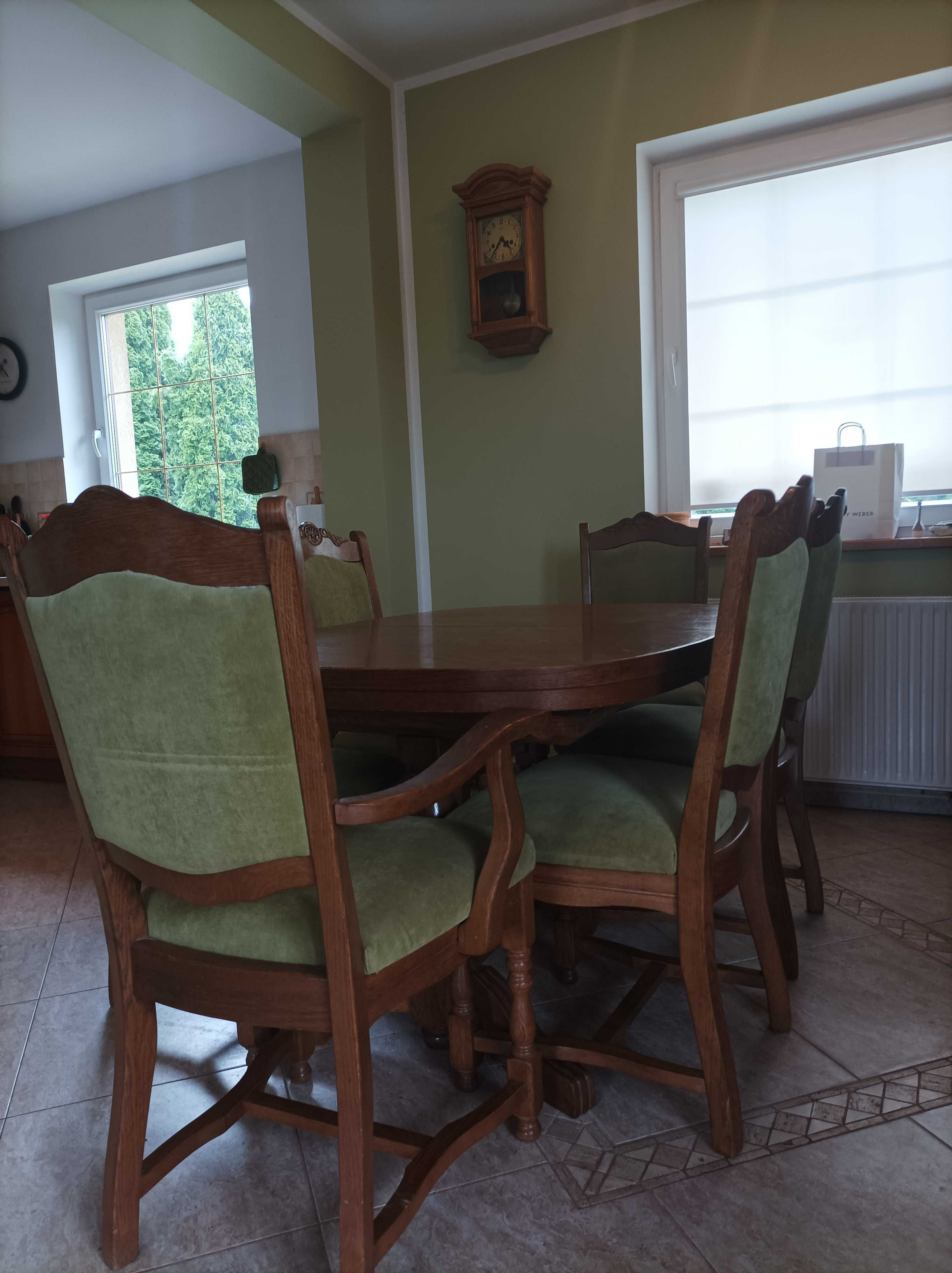 Stół i krzesła w stylu rustykalnym