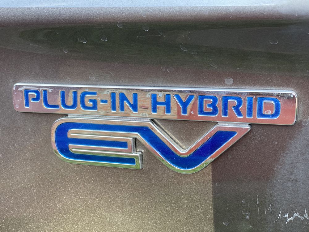 Емблема крила plug-in-hybrid EV Mitsubishi outlander