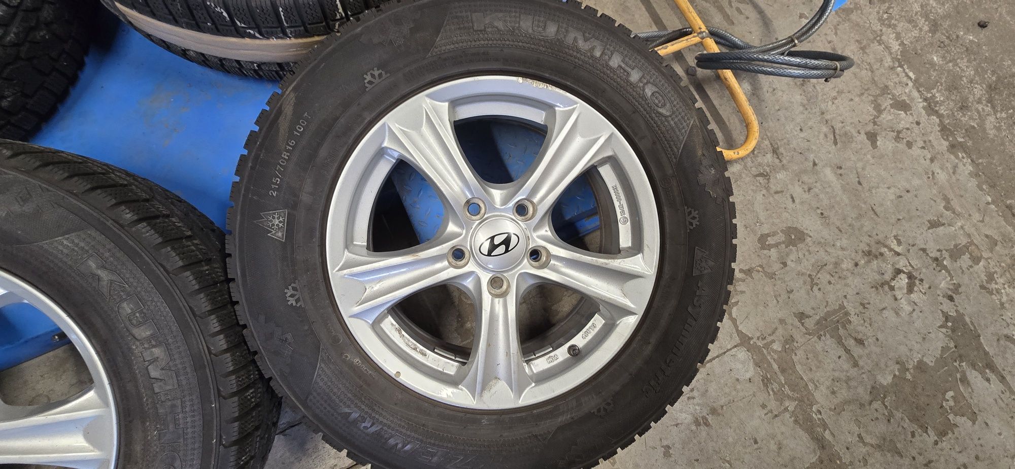 Koła zimowe 16 5x114,3 et 45 felgi aluminiowe Hyundai opony 215/70/16