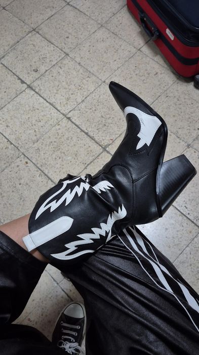 Botas cowboy preta e brancas
