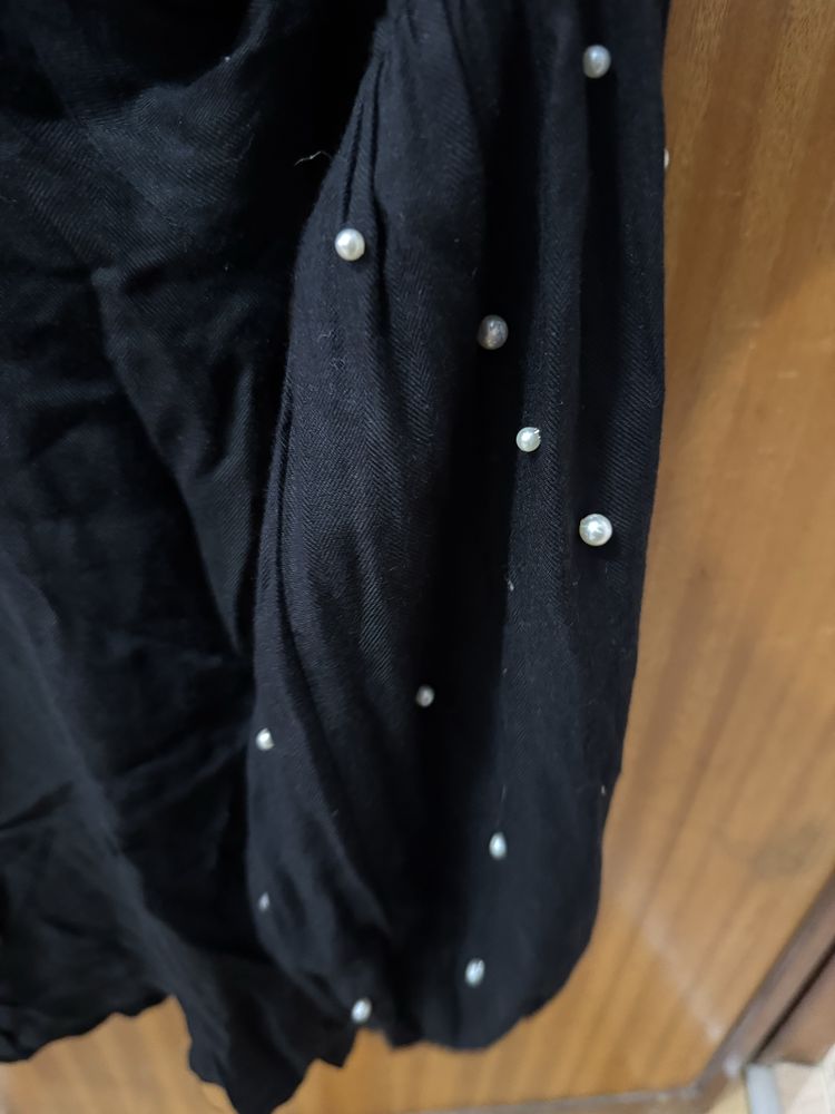 Camisa preta com pérolas e manga balão