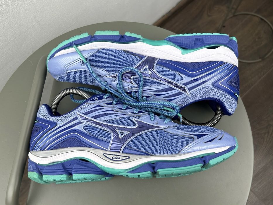 Оригінал! Кросівки Mizuno Wave Enigma 37 розмір MM372