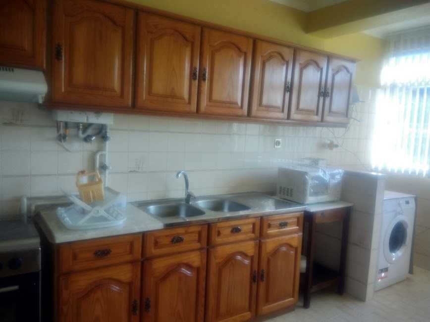 Quarto grande com varanda.