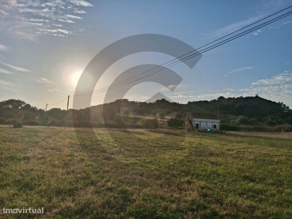 Terreno rústico para exploração agrícola com água e arrecadação