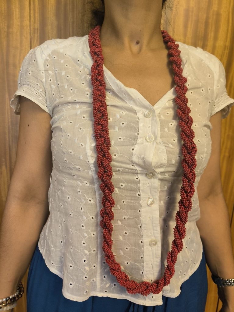 Colar vermelho comprido