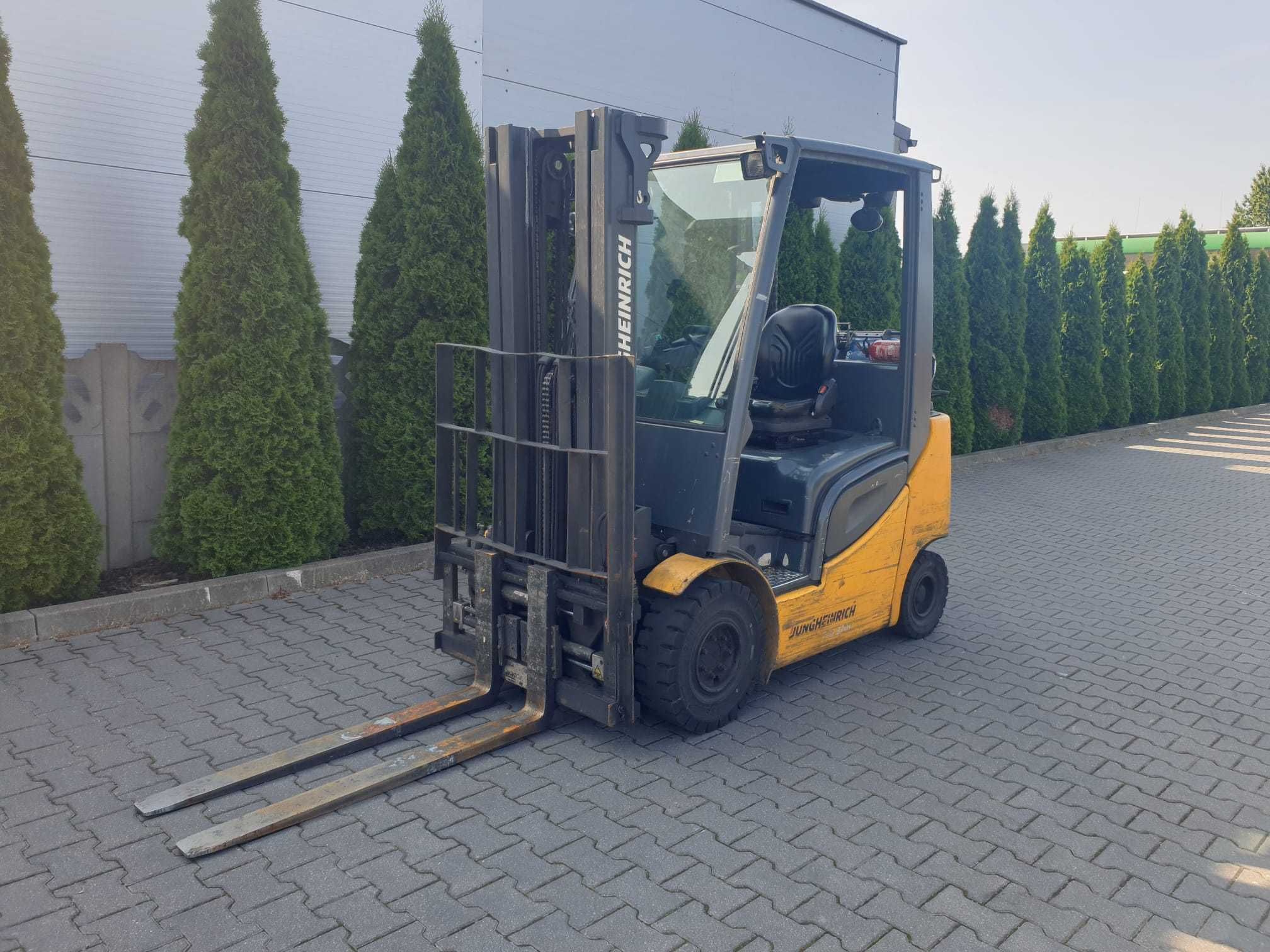 Wózek widłowy używany Jungheinrich TFG320s 2015 TRIPLEX
