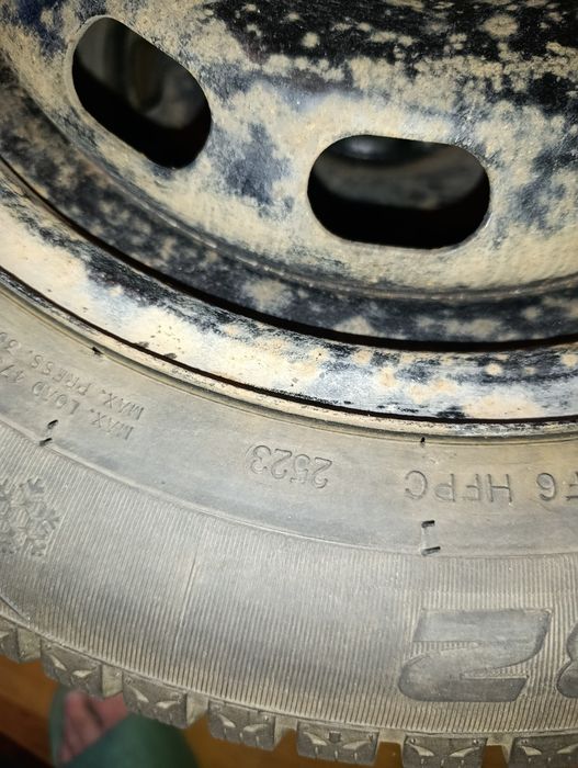 Prawie nowe opony zimowe + felga 175/65R14