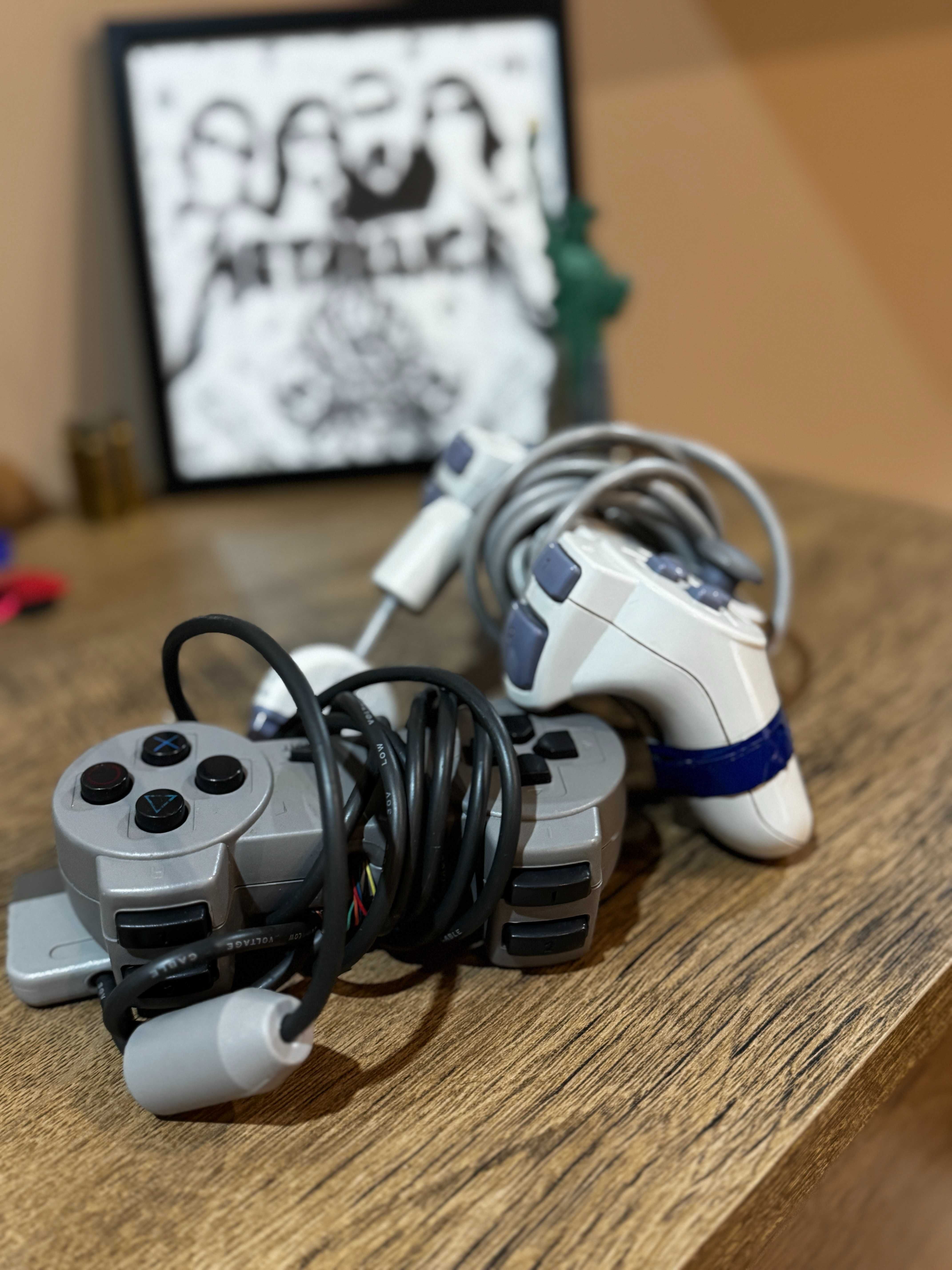 Oryginalne kontrolery Sony PlayStation 1 – 2 sztuki (biały + szary)
