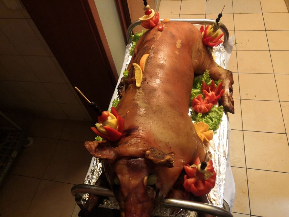 Prosiak pieczony, dzik pieczony. imprezy integracyjne