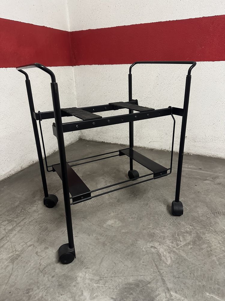 Trolley de TV da marca italiana Zanotta - design