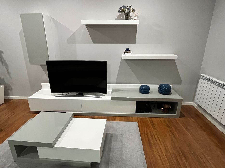 Móvel televisão com mesa de apoio
