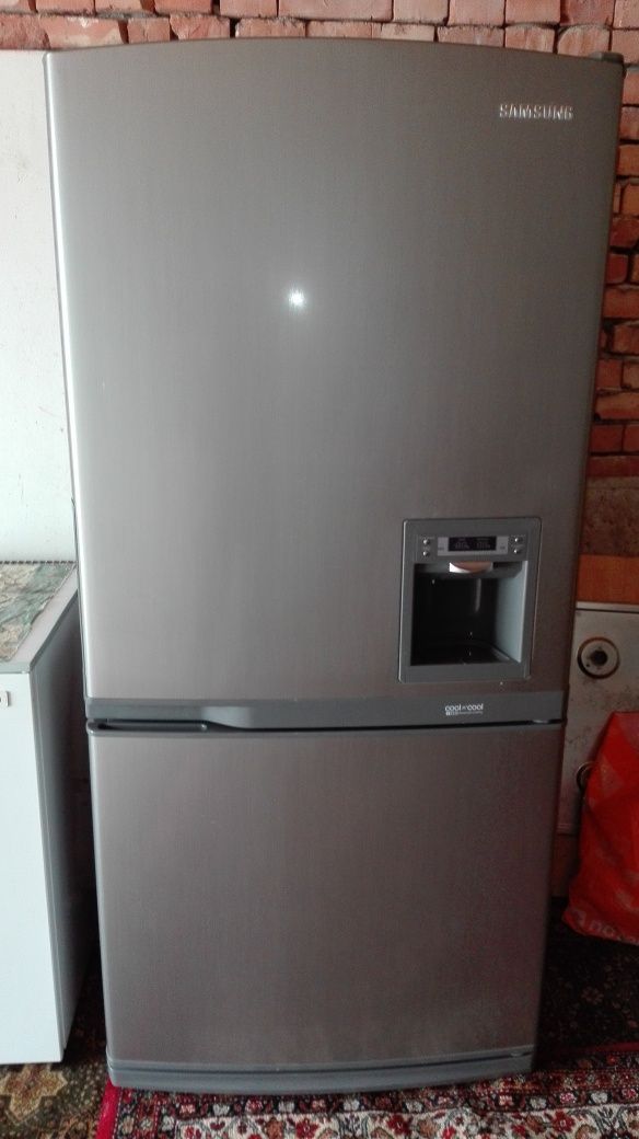 Продам холодильник Samsung. Привезений з Німеччини. Стан ідеал.