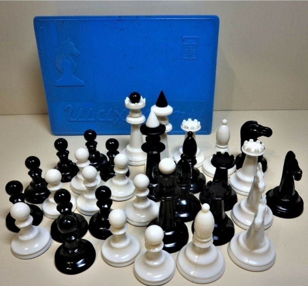 Карболитовые совдеповские шахматы полный комплект в родной коробке.