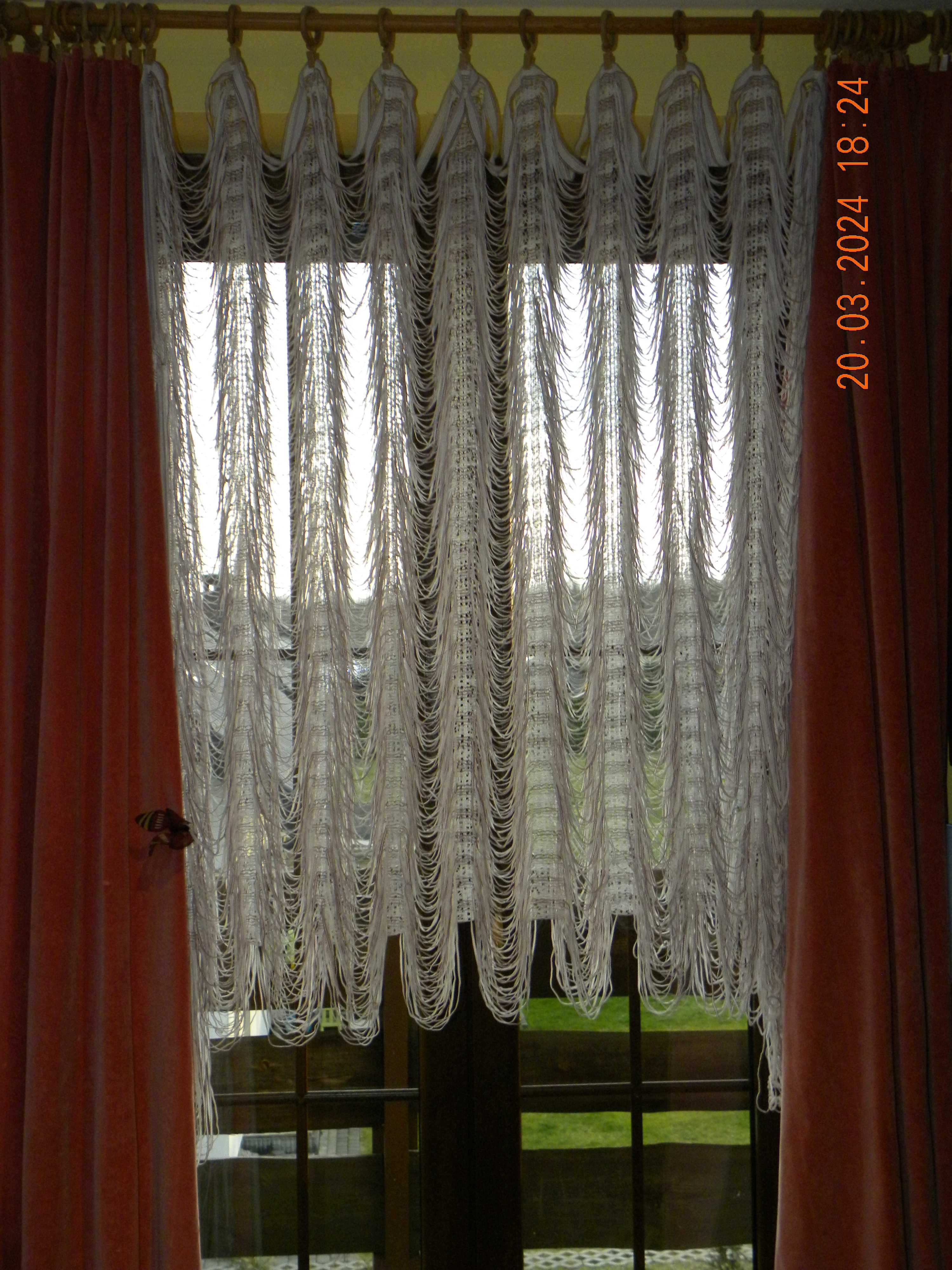 Dwukolorowa firana do zawieszania na żabkach; szer. 550 cm.