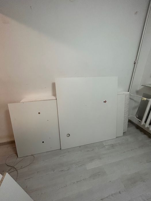 łóżko piętrowe z biurkiem, szafą i materacem