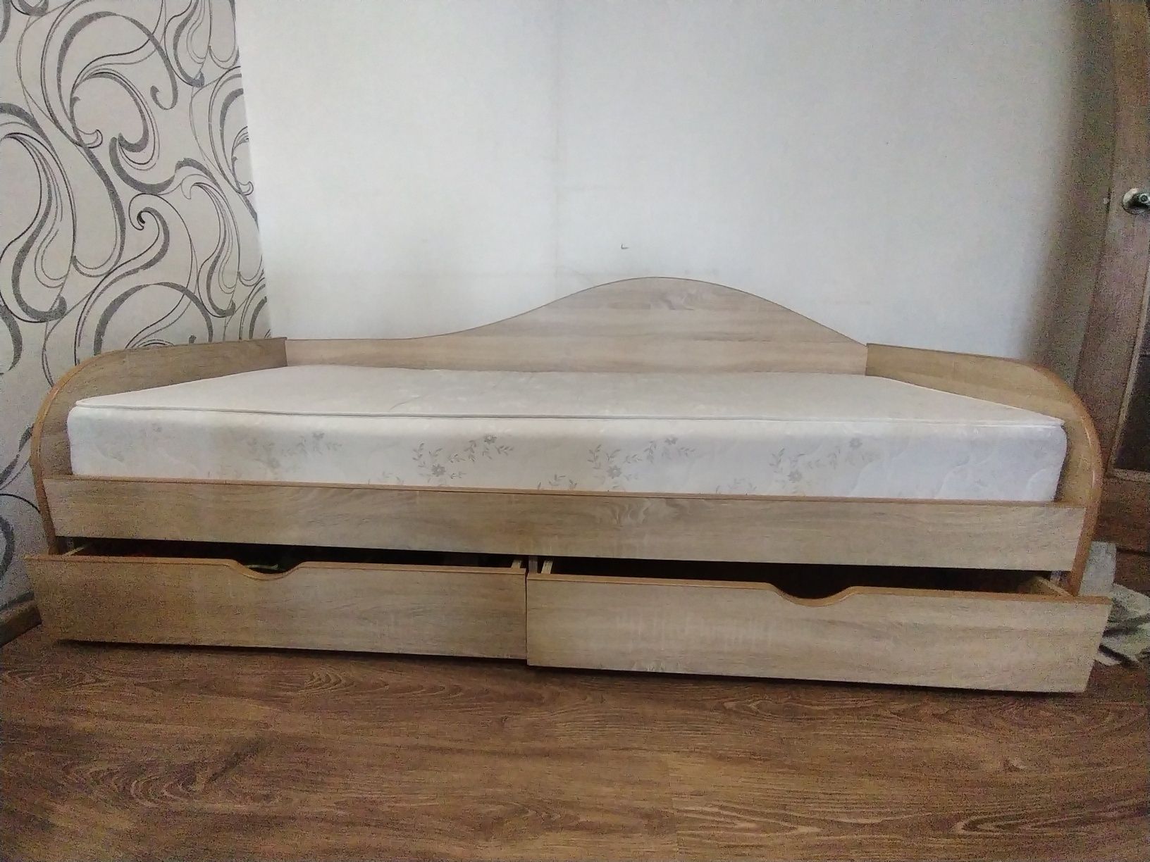 Продам односпальне ліжко 190*80 з матрацом