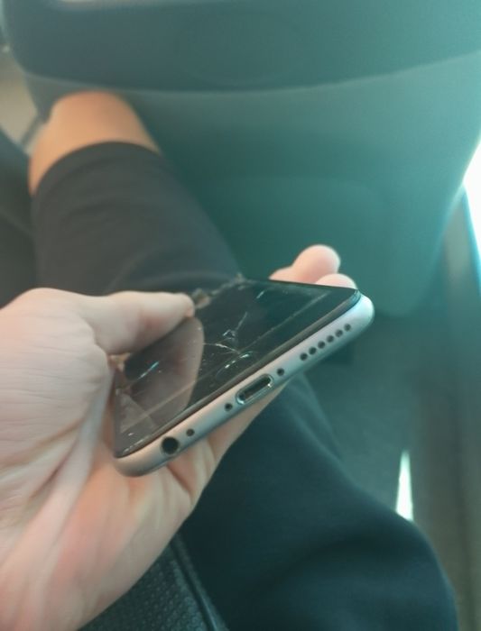 iPhone com tela partida