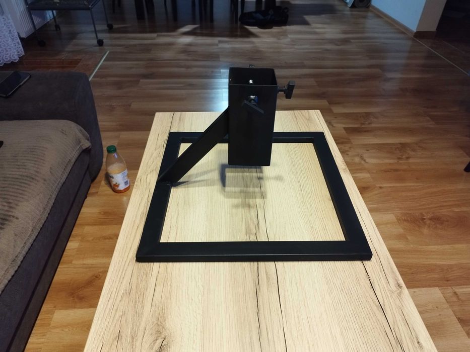 Loftowy stojak pod choinkę nowoczesny