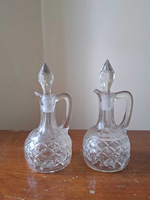 Galheteiro de duas peças em forma de jarro com tampa