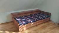Łóżka drewniane z materacami