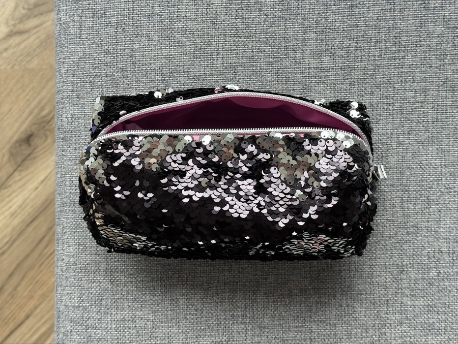 Cekinowa kosmetyczka dwukolorowa czarno-srebrna