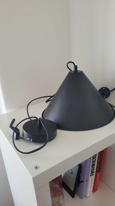 Candeeiro de teto, preto, em ótimo estado
