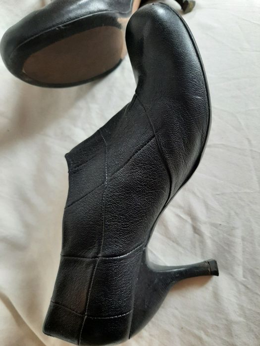 pantofelki damskie, czarne, zapinane na guziki, Clarks