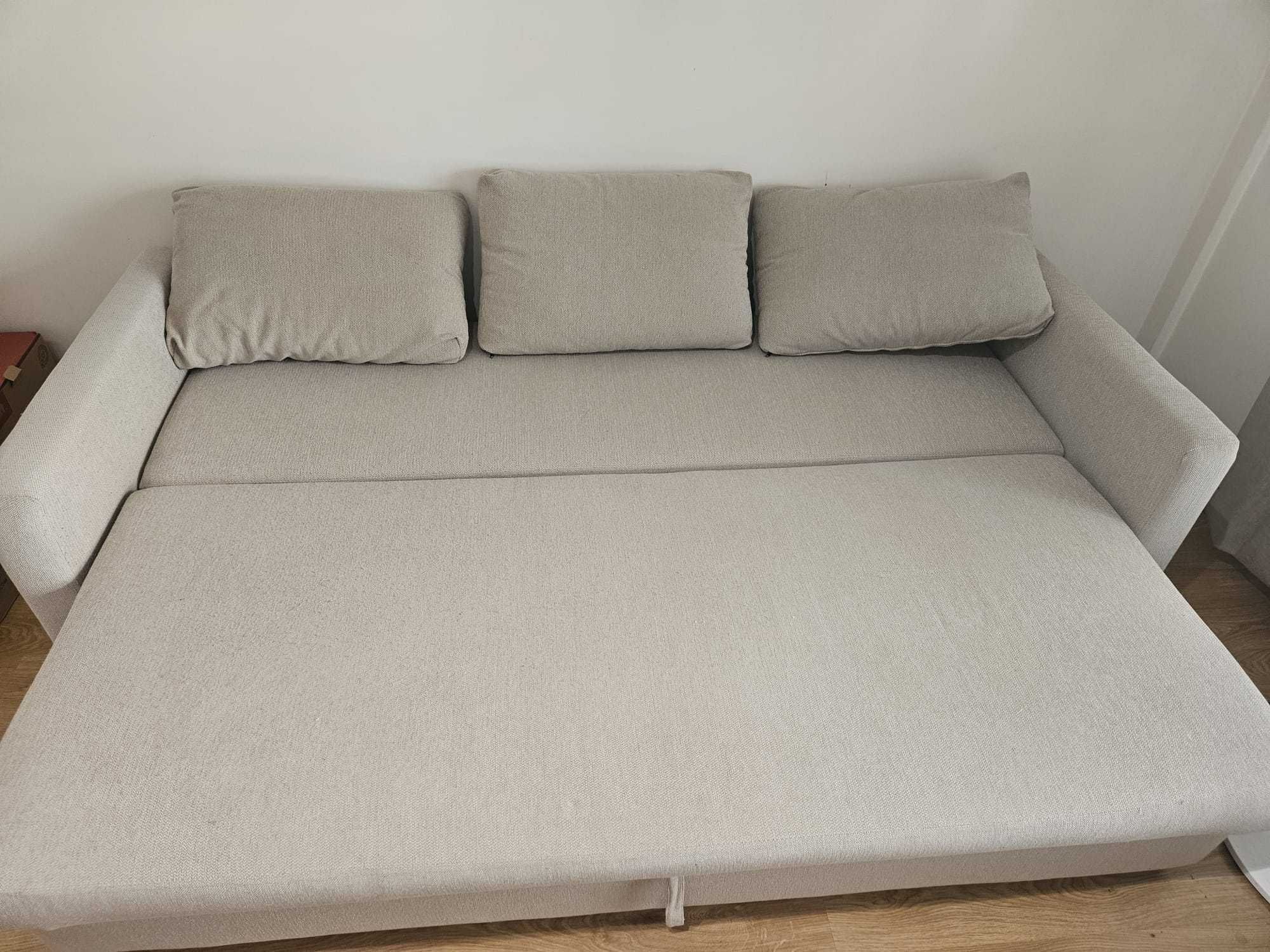 Excelente sofá cama, colchão, 2 mesas  e 2 secretárias e outros itens