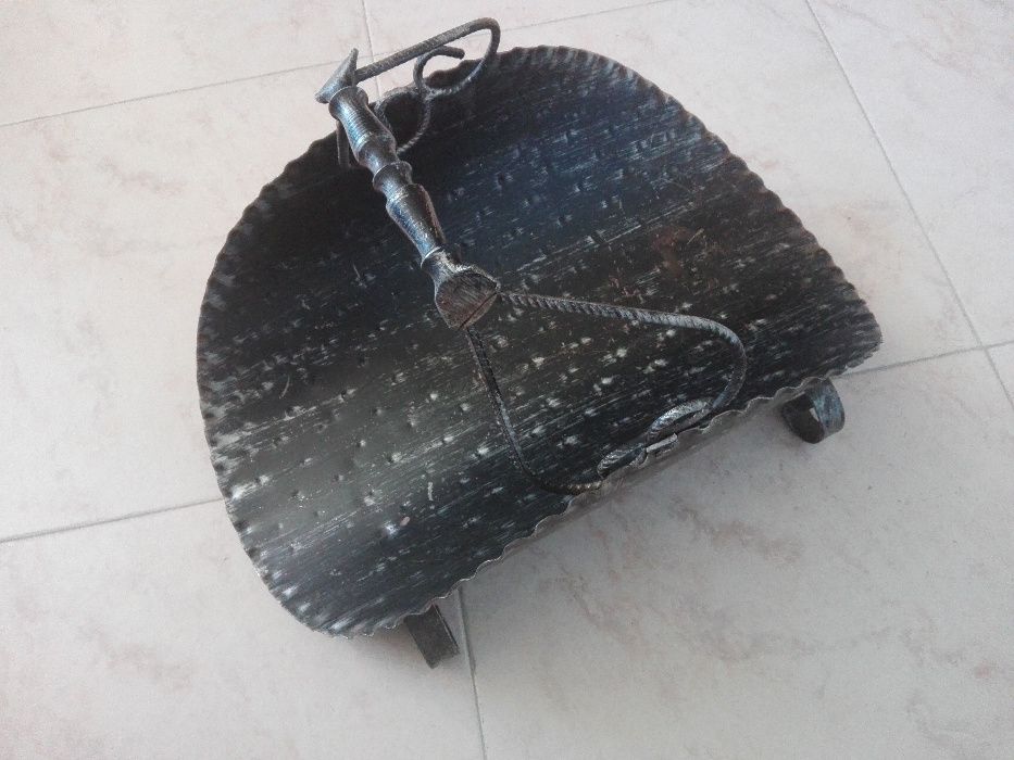 Cesto em ferro para lenha