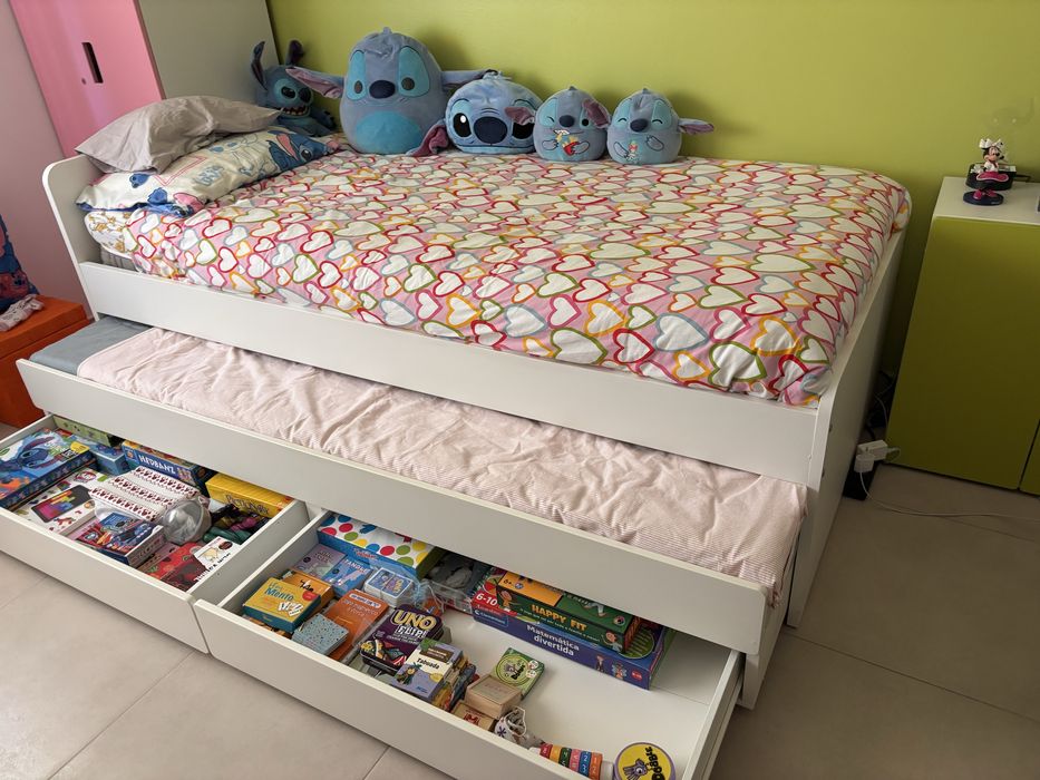 Cama criança Ikea com colchoes e edredons e capas