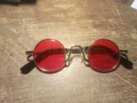 Óculos de sol vermelhos