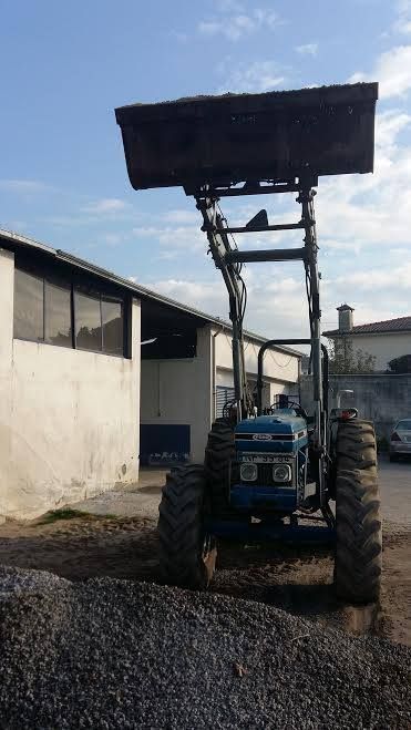 Exelente tractor agricula com pafrontal