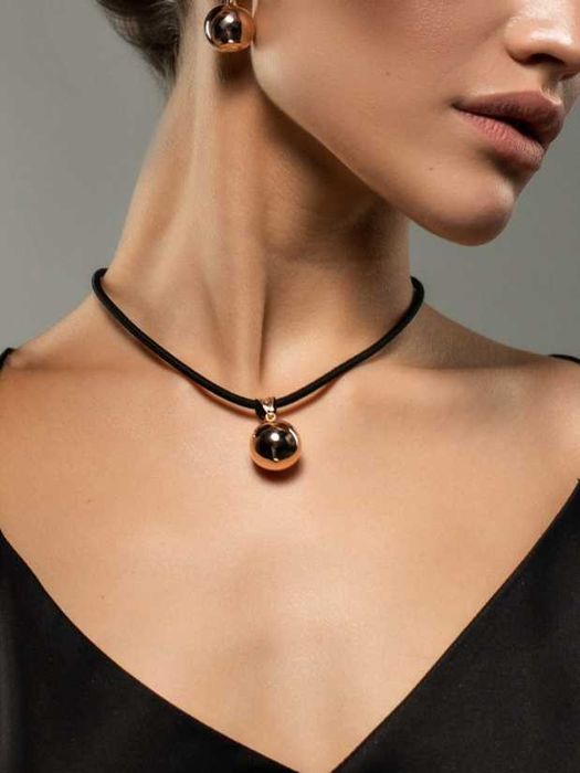 Шовковий шнурок із срібною застібкою