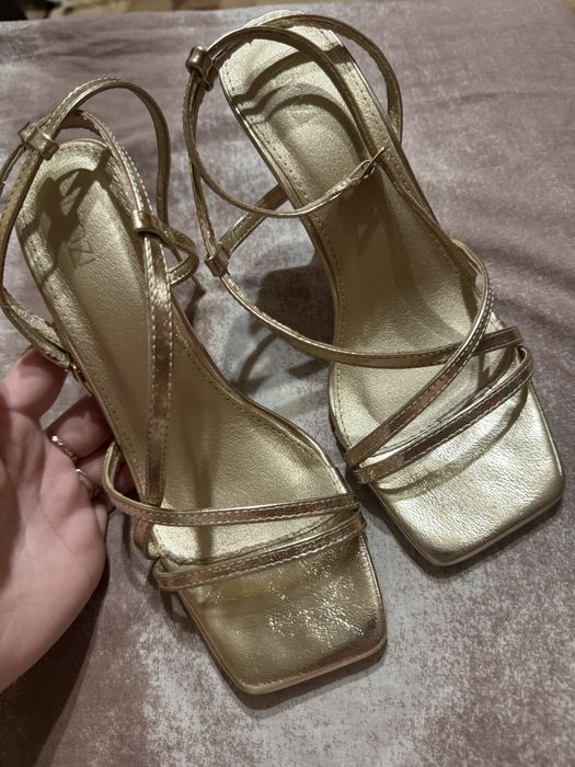 Продам босоножки